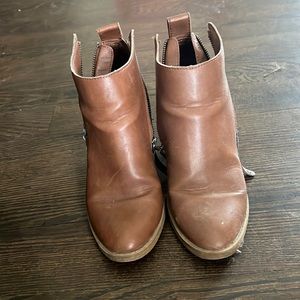 Universal thread leather ankle boots